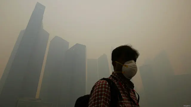 بلغت مستويات التلوث في سنغافورة معدلات قياسية لليوم الثالث على التوالي بعد أن غطى الضباب الدخاني سماء البلاد جراء حرائق الغابات في اندونيسيا.