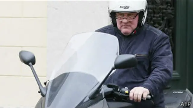 Депардье на скутере