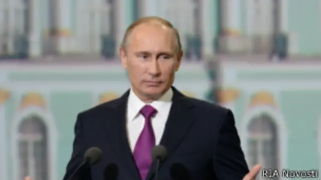 ولادیمیر پوتین گفته که سرویس‌های اطلاعاتی کشورش با اسنودن همکاری نکرده و نمی‌کنند