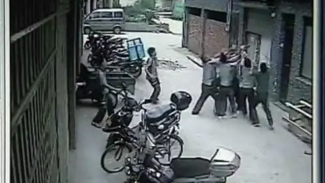 Homens conseguem amortecer queda de Qiqi