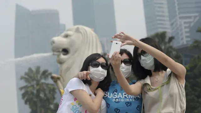 سنگا پور کے ایک ڈاکٹر نے خبر رساں ایجنسی اے ایف پی کو بتایا کہ ان کے والدین اس بات پر پریشان ہیں کہ دھویں کے بادل کب تک رہیں گے؟