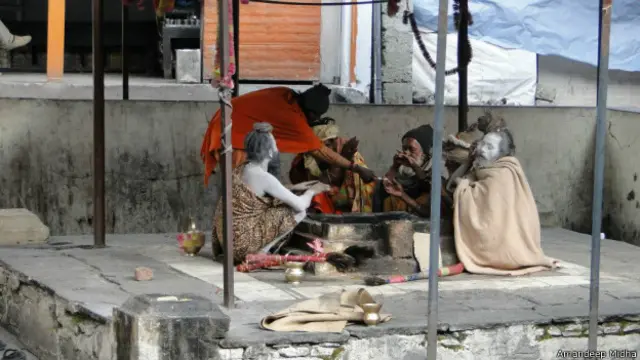केदारनाथ मंदिर प्रांगढ़ में बैठे संत