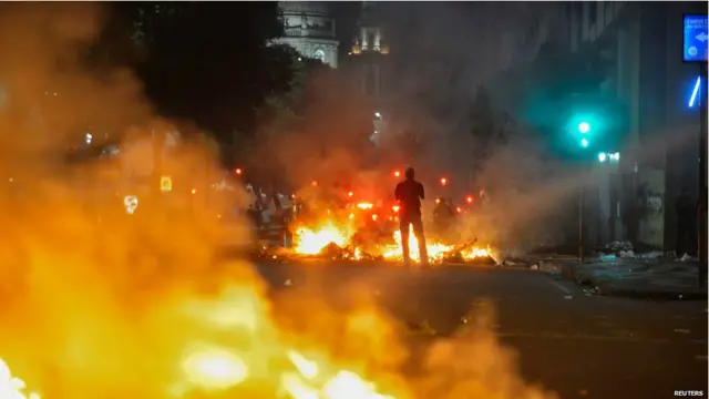 Birçok yerde polis ve göstericiler arasında çatışma yaşandı. En büyük eylemlerden birine sahne olan Rio'da da çatışma çıktı. 