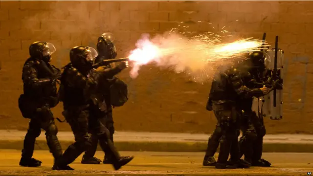 Polis göstericilere karşı göz yaşartıcı gaz ve plastik mermi kullandı.