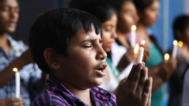 (उत्तराखंड में आई आपदा में मारे गए लोगों की आत्मा की शांति के लिए शुक्रवार को जम्मू में प्रार्थना करते स्कूली बच्चे )