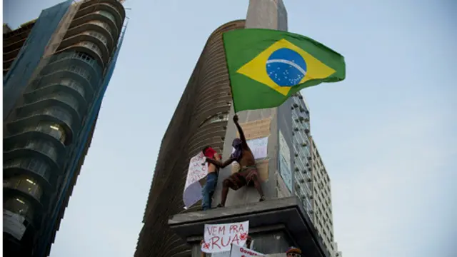 Seorang pengunjuk rasa di Brasil