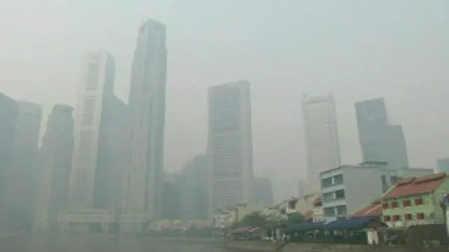 Arranha-céus ficam quase completamente encobertos pela fumaça