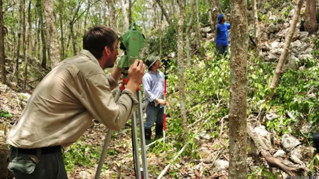 Equipo del INAH trabaja en la llamada Estación Total, Chactún.