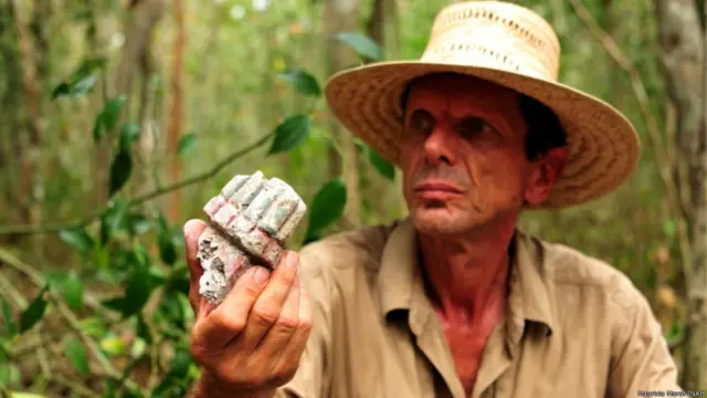 El arqueólogo Ivan Sprajc muestra un fragmento de decoración de estuco en una estructura del complejo sureste, Chactún.