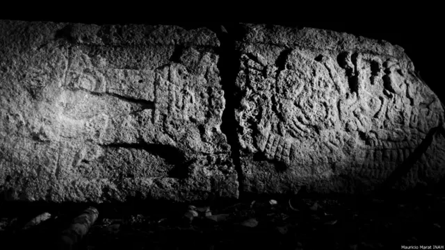 Vista de la estela 18, complejo sureste, Chactún.