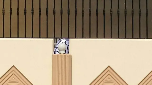 حکومت افغانستان گفته است که حذف عنوان "امارت اسلامی" و پایین آوردن پرچم طالبان از دفتر جدید این گروه در قطر برای ایجاد زمینه گفتگوهای صلح کافی نیست. در این عکس پرچم داخل ساختمان دیده می شود. 