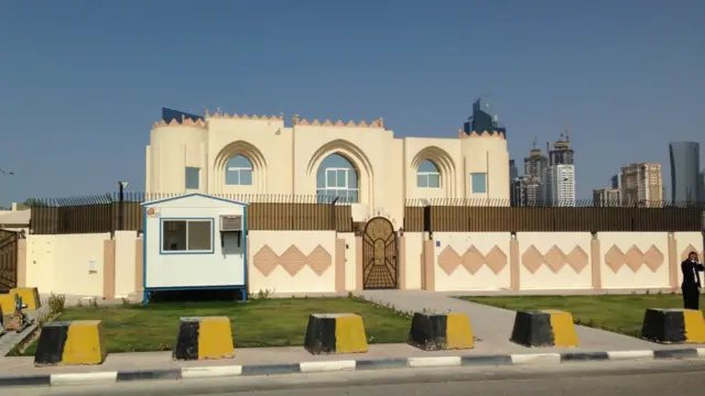 تاسیس دفتر طالبان که برای مذاکرات صلح در دوحه قطر ایجاد شده، حاشیه های فراوانی را ایجاد کرده است. گروه طالبان اخیرا در یک اعلامیه خبری گفته بودند که حاضرند در دفتری که در قطر می‌گشایند در مذاکرات صلح شرکت کنند. نمایندگان طالبان همزمان با گشایش دفتر خود در قطر در یک نشست خبری گفته اند که در کنار راه حل های سیاسی، از جنگ هم دست نمی‌کشند.