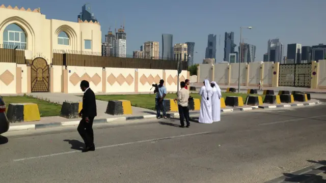 محافظان قطری از نزدیک شدن خبرنگاران به این دفتر جلوگیری می کنند.