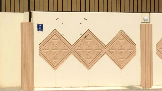 استفاده از عنوان "امارت اسلامی" و پرچم گروه طالبان در این دفتر، واکنش تند حکومت افغانستان را به همراه داشته است. اکنون این تابلو از روی دیوار این ساختمان برداشته شده است ولی جای آن باقی است. 