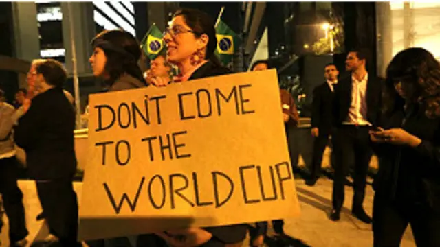 फ़ुटबॉल विश्वकप पर भारी खर्च को लेकर भी प्रदर्शनकारियों में गुस्सा है