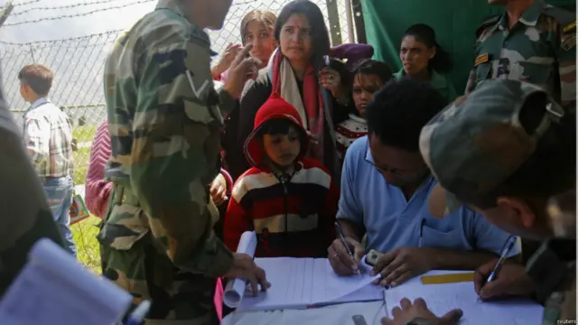 प्रभावितों इलाकों तक खाने के पैकेट, पानी और दवाएं भेजी जा रही हैं