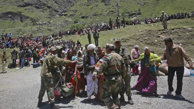 राज्य सरकार के अनुसार 32,000 लोग अभी भी फंसे हुए है.