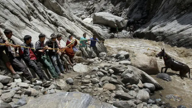 प्रभावित इलाकों से लोगों को बाहर निकालने के लिए हरिद्वार और देहरादून में 4000 गाड़ियों को इंतजाम किया गया है.