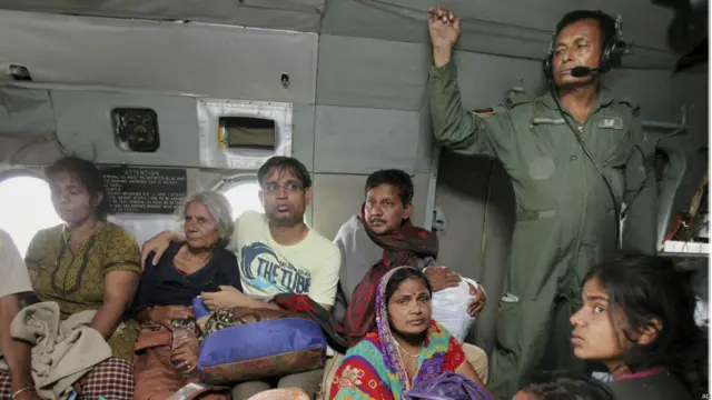 उत्तराखंड के गोविंदघाट और घांघरिया में अस्थाई पुलों का निर्माण किया गया है.