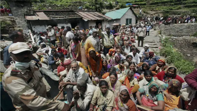 उत्तराखंड में बारिश, बाढ़ और भूस्खलन के बाद भी तबाही का मंज़र थमा नहीं है. राज्य सरकार के शुक्रवार सात बज़े तक जारी किए गए आंकड़ो के अनुसार वहां 1751 घर ,147 पुल और 1307 सड़के तबाह हो चुके है.