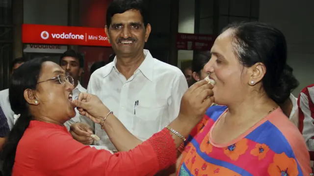 जो लोग इस आपदा से सुरक्षित निकल आए हैं वे मिठाईयां बांटकर अपनी खुशी का इज़हार कर रहे हैं.