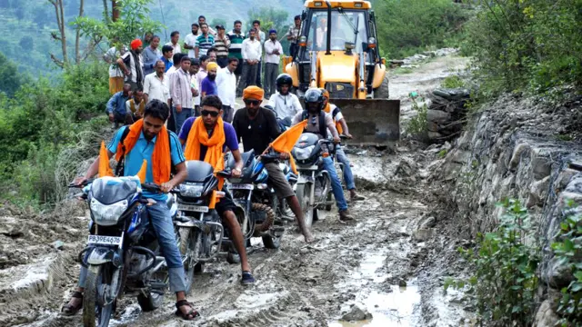 د بېړنیو مرستو فعالان او هندي پوځیان په مرستندویه فعالیتونو بوخت دي.