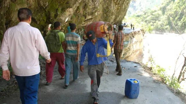 سیمې ته غځېدلې ډېرې لارې د پلونو ورانېدو له کبله تړل شوې دي.