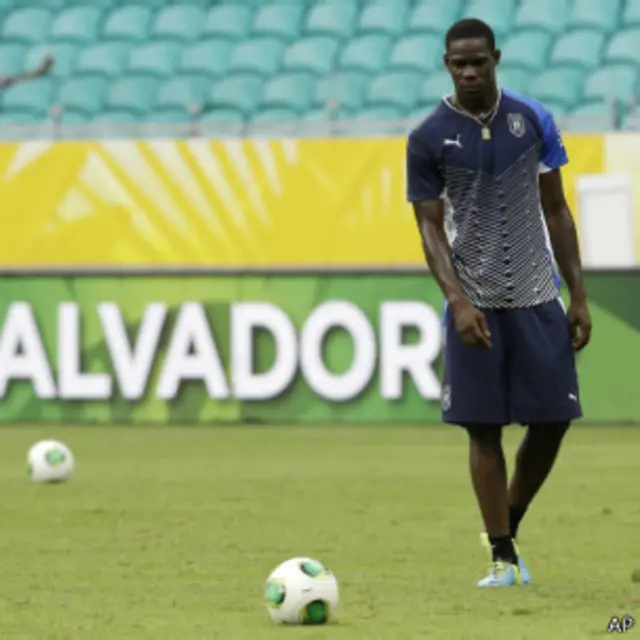 O atacante Balotelli foi visto caminhando pelas ruas de Salvador, apesar do isolamento da seleção italiano