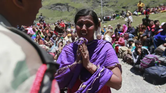 बद्रीनाथ में एक सैनिक से अपनी मां को सेना के हेलीकॉप्टर में ले जाने के लिए गुजारिश करती हुई एक महिला