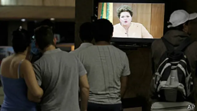 Gente observando el discurso de la presidenta Dilma Rousseff