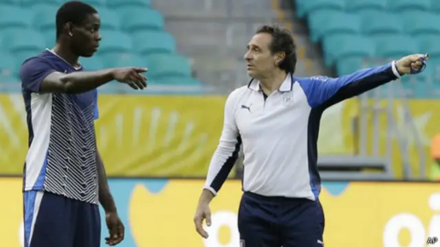 Cesare Prandelli saat latihan bersama Mario Balotelli.