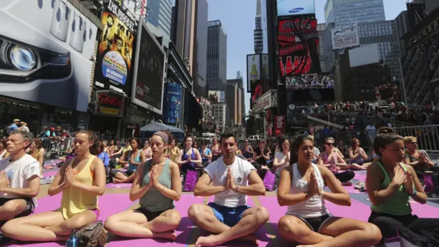 یوگا کے شائقین کا یہ جم گھٹ گرمیوں کے سب سے بڑے دن کو منانے کے لیے لگا ہے