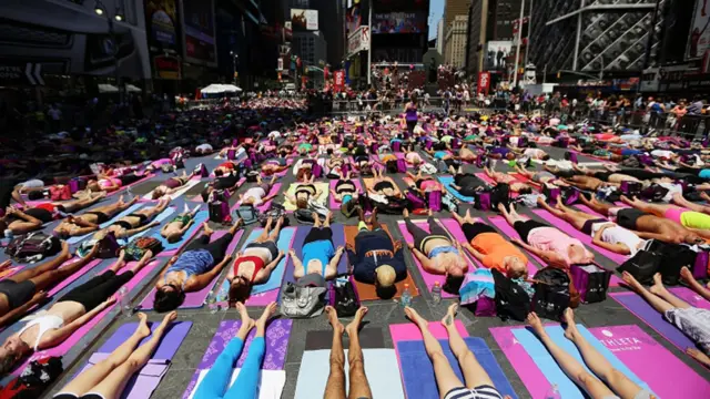 اس تقریب کے بانیوں میں سے ایک ٹم ہاپکنس نے کہا کہ یہ سال کے سب سے لمبے دن میں بھیڑ بھاڑ کے درمیان ٹہھراؤ اور سکون کی اپیل کا حصہ تھا