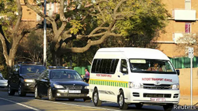 Mobil ambulan yang membawa Mandela ke rumah sakit.