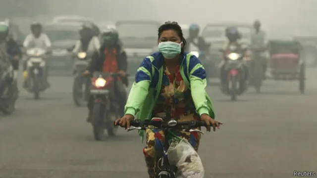 Warga Dumai, Riau, merasakan asap akibat pembakaran hutan dan lahan.