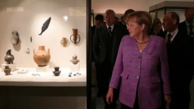 ميركل وبوتين يزوران معرضا لأعمال فنية تطالب ألمانيا باستعادتها