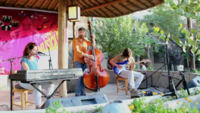 دغه کنسرتونه د بودا د ړنګې شوې مجمسې ترڅنګ کېږي