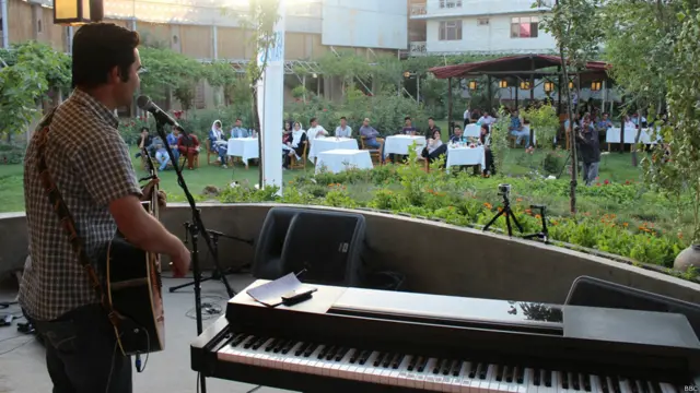 مسعود حسن‌زاده از گروه مورچه‌ها در این جشنواره موسیقی زنده انتقادی اجرا کرد. "رویاهای کابل" و "سوند ستدیز" از دیگر گروه‌های موسیقی افغانی بود که در این جشنواره شرکت کرده‌اند.