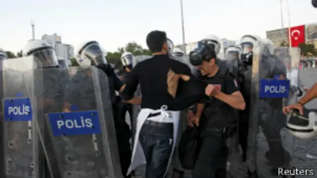 Демонстранты на площади Таксим