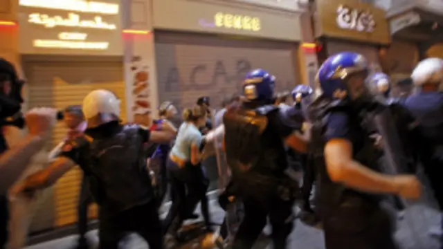 در درگیریهایی که ماه پیش میان پلیس و معترضان روی داد چهار نفر کشته و هشت هزار نفر زخمی شدند