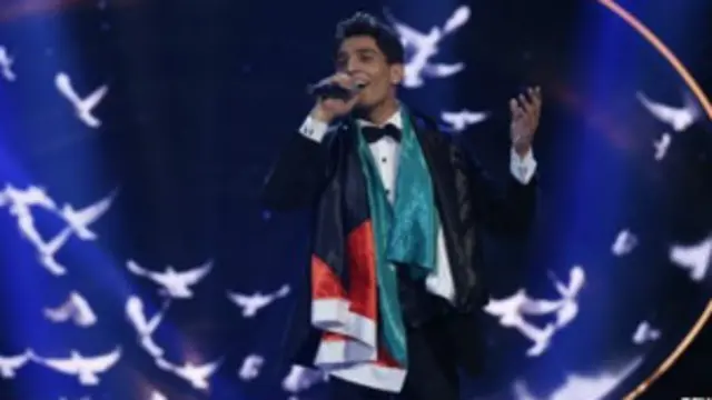 أهدى عساف الفوز إلى شهداء الثورة الفلسطينية والشعب الفلسطيني وكل شعوب العالم العربي