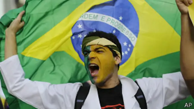 Un hombre protestas en Brasil