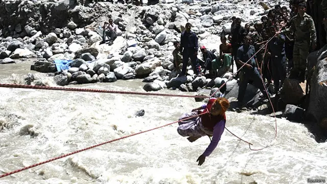 بی بی سی کے نمائندے کا کہنا ہے کہ دشوار گزار راستے اور خراب موسم امدادی کاموں میں سب سے بڑا مسئلہ ہیں