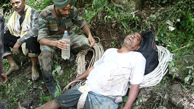 सेना लोगों को बचाने के लिए जी-जान से लगी है, लेकिन इसके बावजूद उत्तराखंड की त्रासदी बड़ी संख्या में लोगों की जान ले चुकी है.