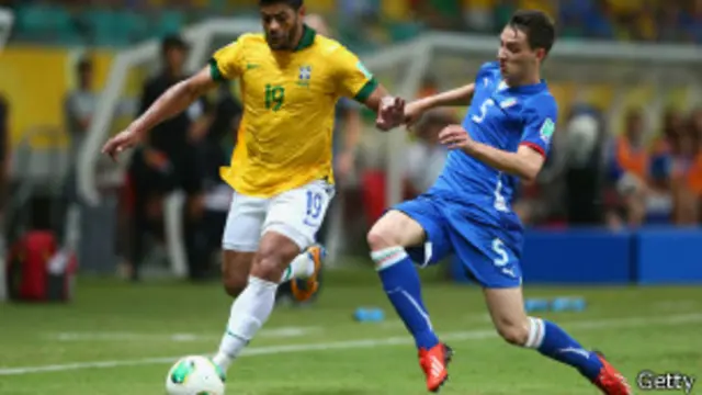 Hulk disputa com Mattia De Sciglio (foto: Getty)