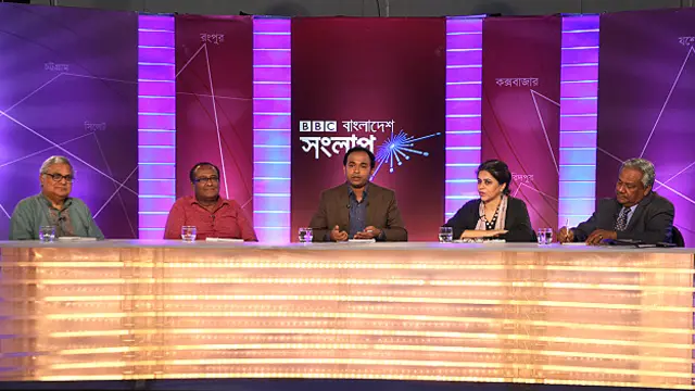 প্যানেল সদস্য বাঁ থেকে: প্রধানমন্ত্রীর অর্থনীতি বিষয়ক উপদেষ্টা ড: মসিউর রহমান, ঢাকা বিশ্ববিদ্যালয়ের অধ্যাপক এম শাহীদুজ্জামান, অনুষ্ঠান সঞ্চালক আকবর হোসেন, মানবাধিকার সংস্থা ব্লাস্টের নির্বাহী পরিচালক এবং সুপ্রিম কোর্টের আইনজীবী ব্যারিস্টার সারা হোসেন এবং বিএনপি চেয়ারপার্সনের উপদেষ্টা ড. ওসমান ফারুক। 