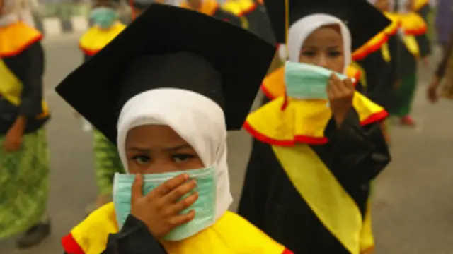 دھوئیں کے اثرات کو کم کرنے کے لیے مقامی لوگوں میں ماسک تقسیم کیا جارہا ہے