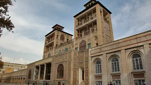 سنگ بنای کاخ گلستان که در بخش قدیمی شهر تهران واقع است، در دوران صفویه گذاشته شد