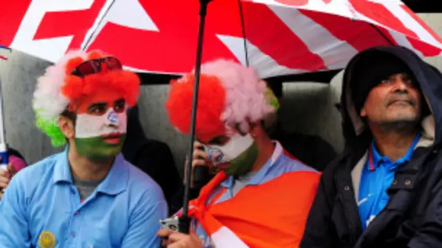 चैंपियंस ट्राफी के फाइनल के दौरान बारिश भी भारतीय प्रशंसकों के जोश पर पानी न फेर सकी.