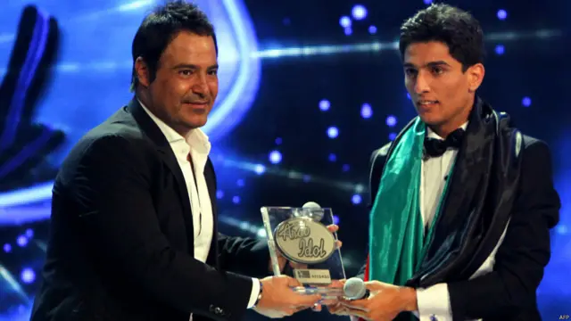 وسلم المطرب اللبناني عاصي الحلاني محمد عساف الجائزة.